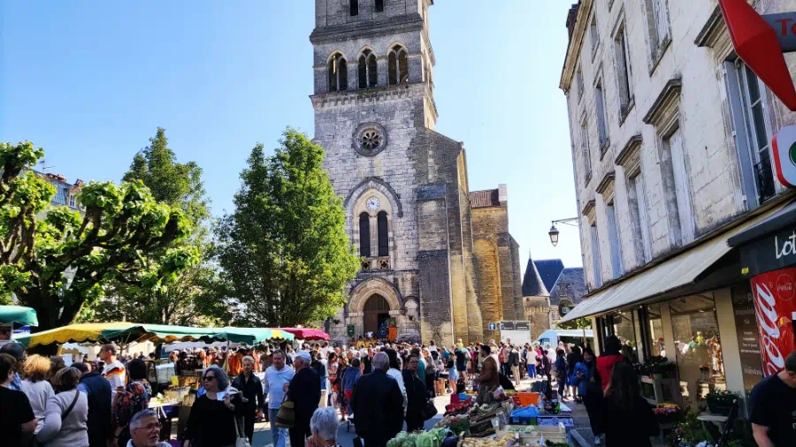 Foule au marché du samedi matin de Thiviers, devant l'église