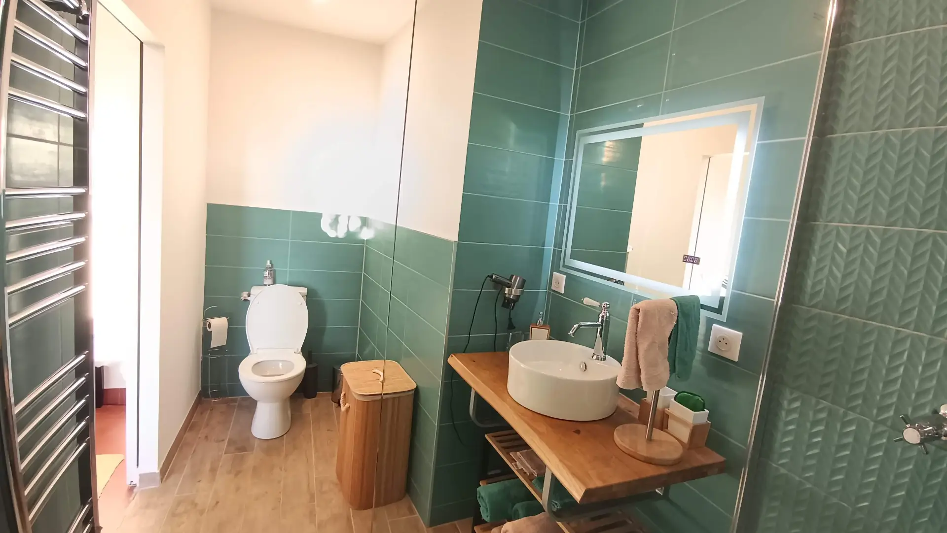 Suite Glycine — salle d'eau privative et toilettes