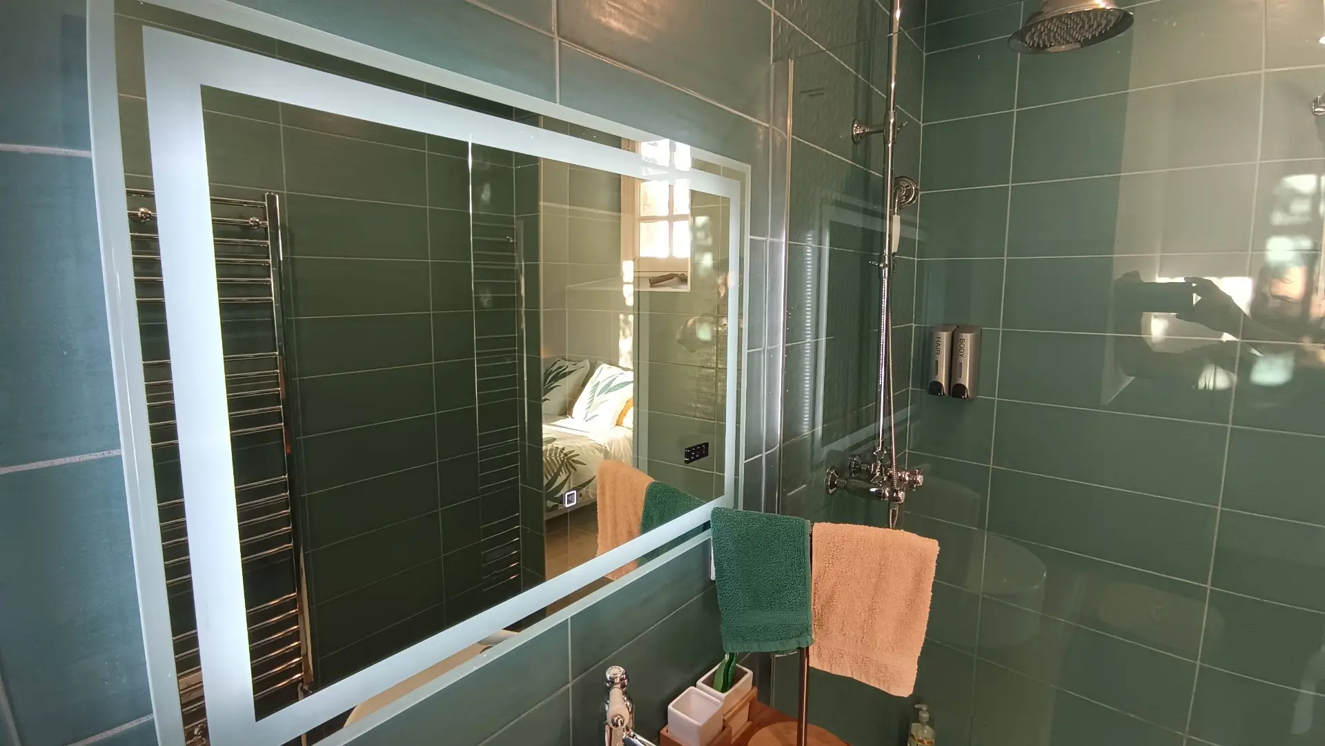 Suite Glycine — salle d'eau privative miroir