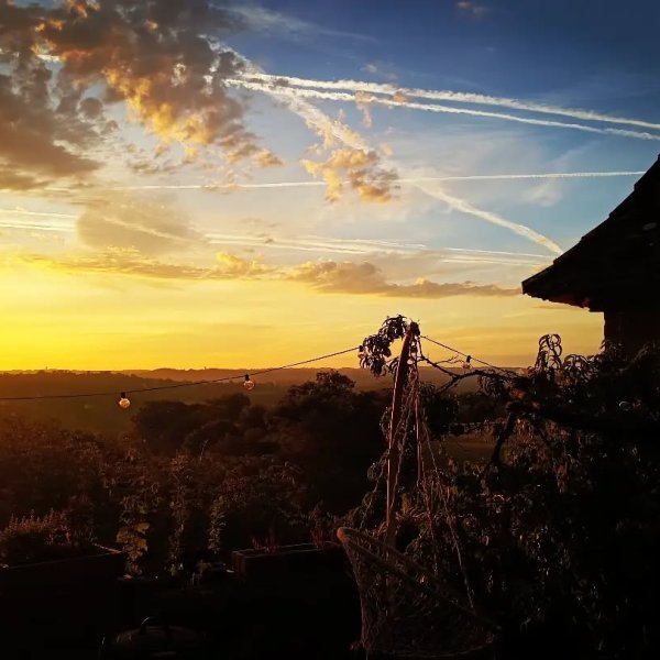 🌅 Lever de soleil sur le Périgord Vert.

Chaque matin à La Fontaine du Mas nous offre ce spectacle : le soleil qui se lè