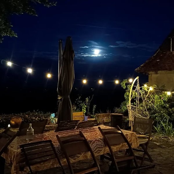 🌒 En attendant l'éclipse de lune demain matin, ce soir elle s'illumine au dessus de la terrasse éclairée de la Fontaine 