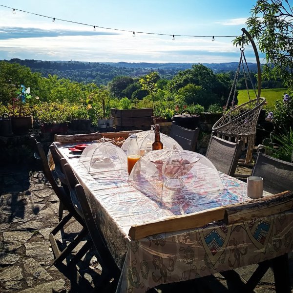 ☀️ Quand la météo est de la partie, le petit déjeuner s'installe sur la terrasse…
Croissants, pain, brioche, confiture m